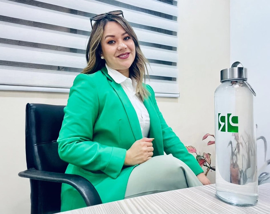 Paula Rojas Abogada - Mujer Joven con traje de ejecutiva color verde